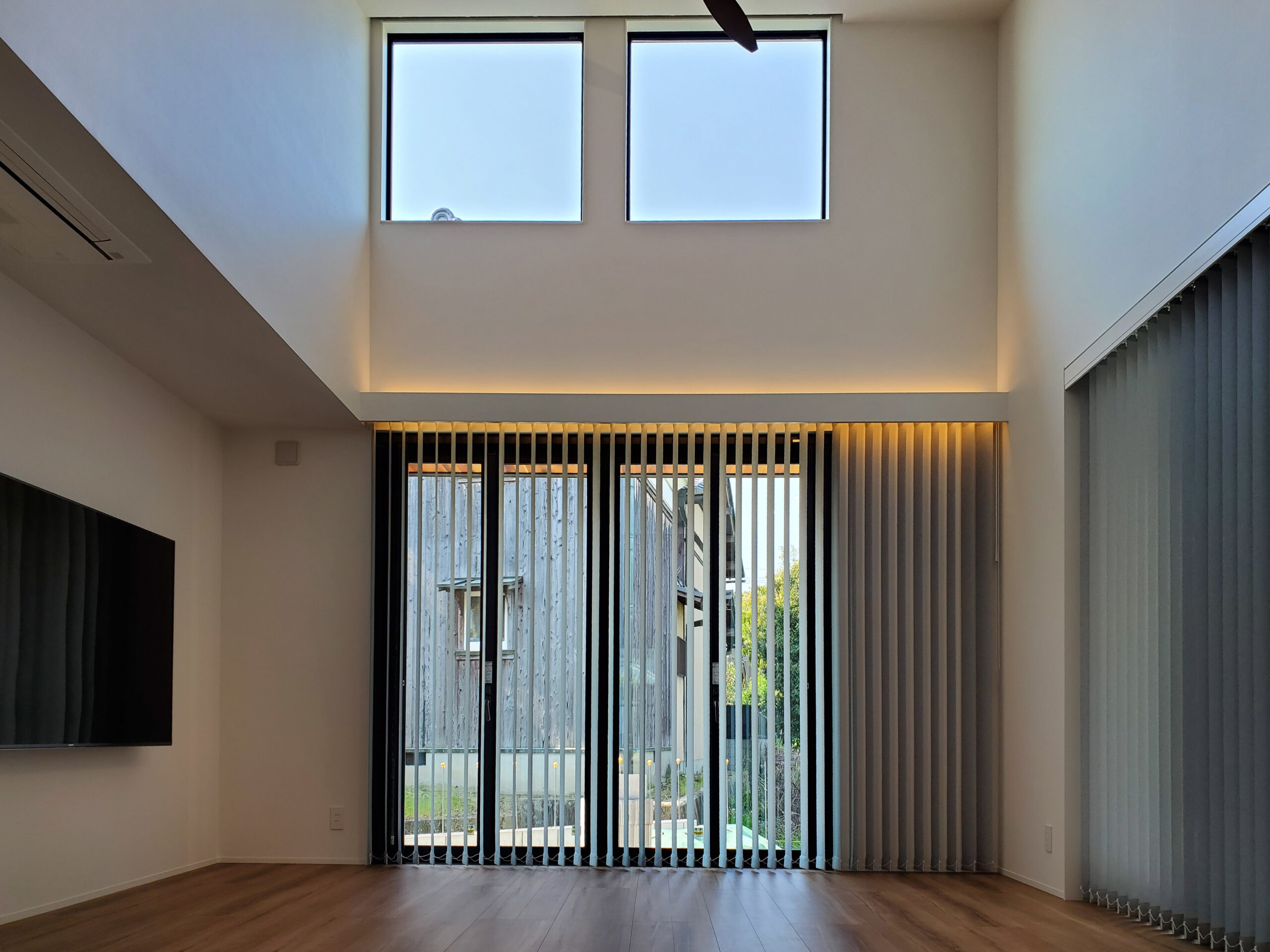 非日常的な空間の家のリビング