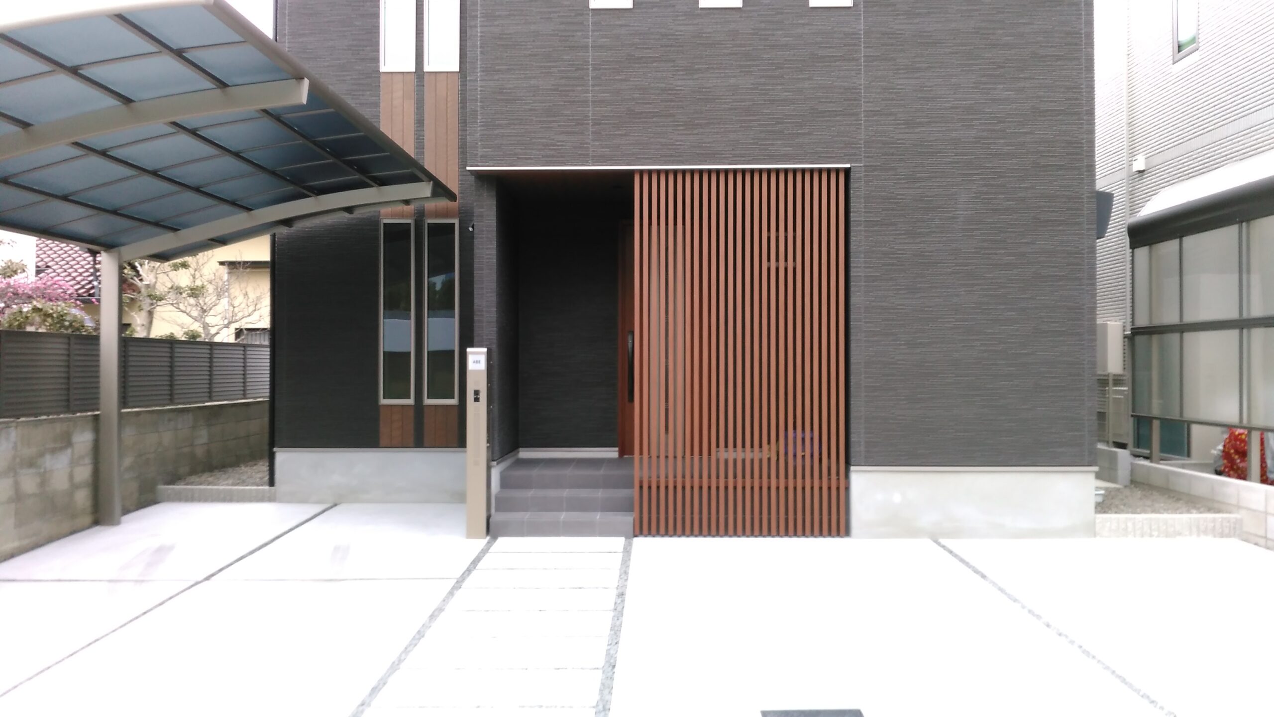 LIXILスーパーウォール新築住宅の玄関