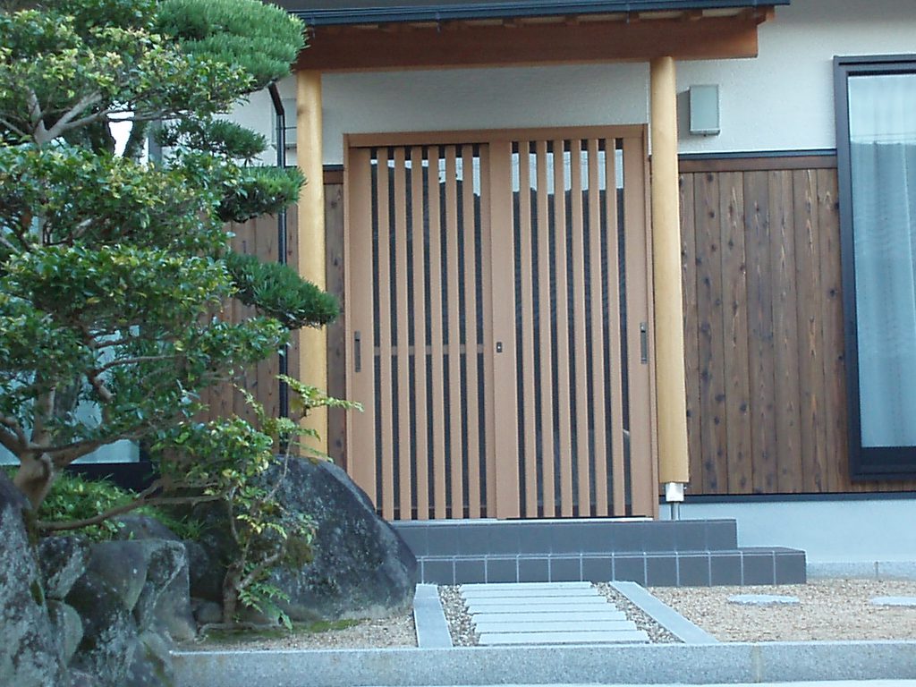 丸柱と庇の和風の玄関