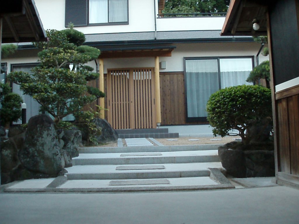 丸柱と庇のある玄関の家1
