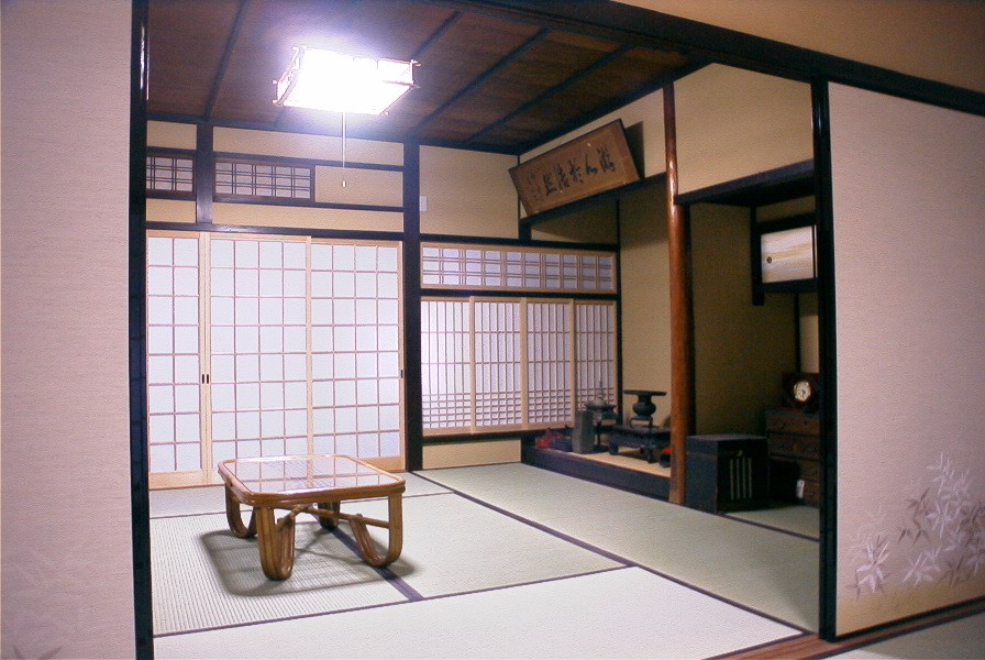 小屋梁をあらわしにしたリノベ-客間