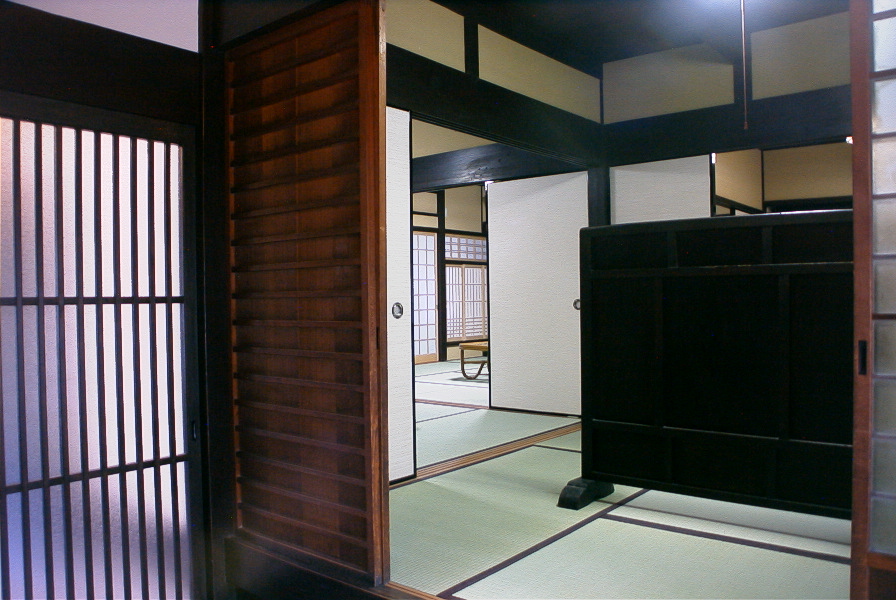 小屋梁をあらわしにしたリノベ-玄関脇の小上がり