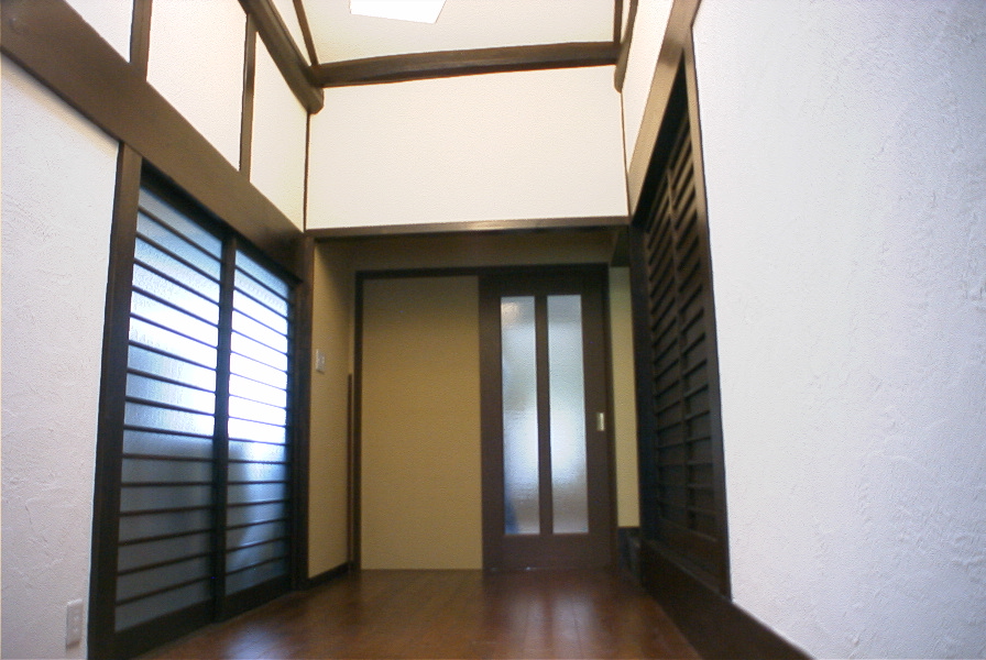 小屋梁をあらわしにしたリノベ-廊下