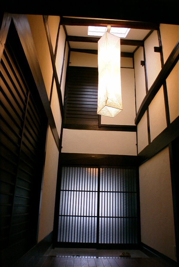 小屋梁をあらわしにしたリノベ-吹き抜けの玄関