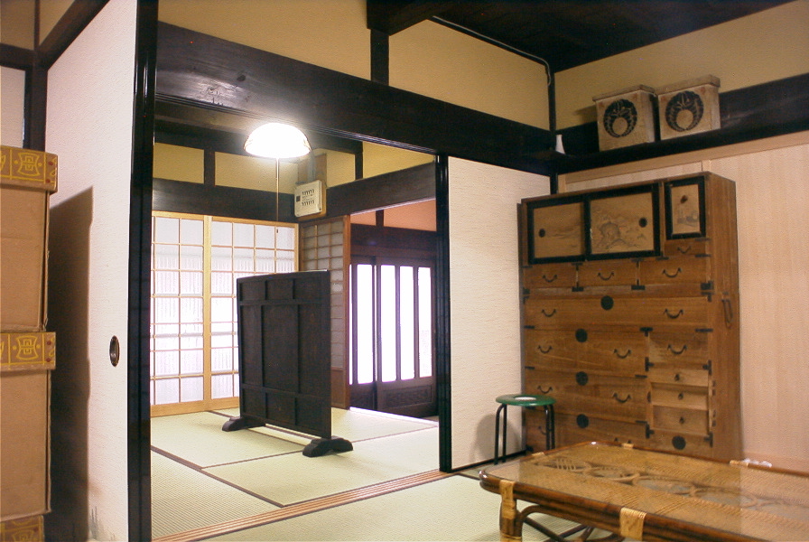 小屋梁をあらわしにしたリノベ-和室