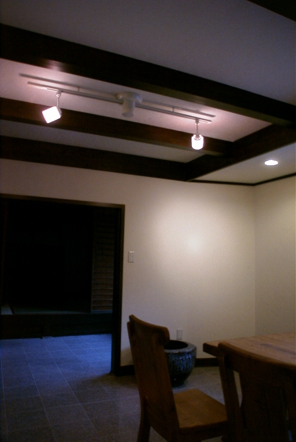 小屋梁をあらわしにしたリノベ-ダイニングから奥の景色