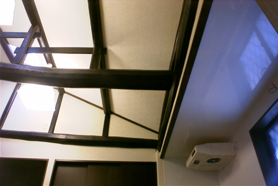 小屋梁をあらわしにしたリノベ-キッチンの天井