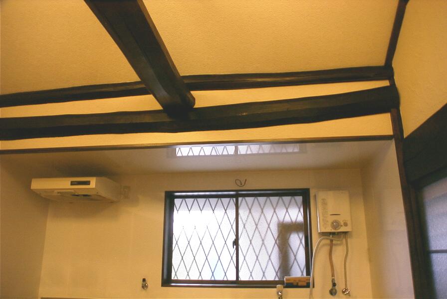 小屋梁をあらわしにしたリノベ-キッチン