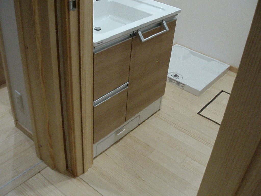 無垢の床板と腰板張りプラス温水床暖リフォーム_脱衣所の床