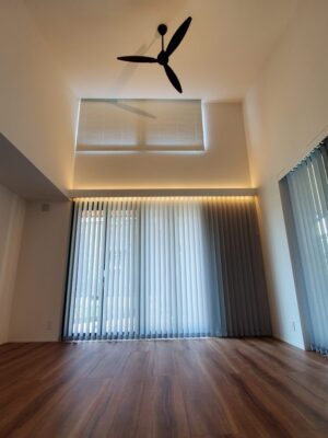 非日常的な空間の家のリビングの吹き抜け 非日常的な空間の家のリビングの吹き抜け