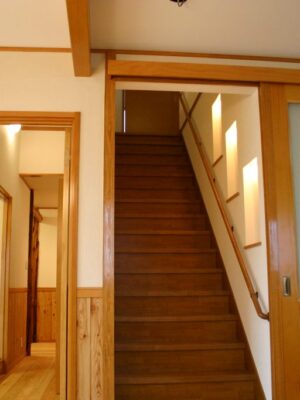 階段のニッチには照明