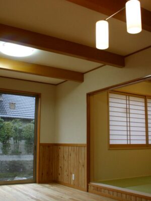 唐松のフローリングと腰壁と表しの梁