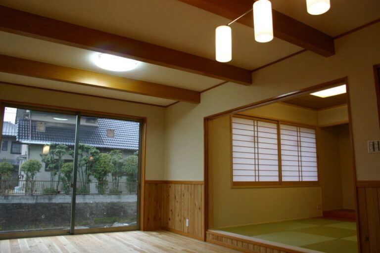唐松のフローリングと腰壁と表しの梁