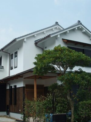 白壁と焼き板張りの家の外観 白壁と焼き板張りの家の外観
