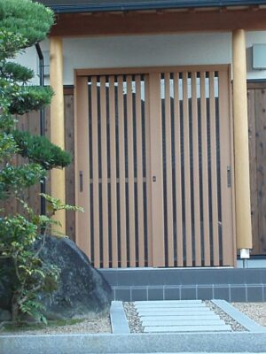 丸柱と庇の和風の玄関 丸柱と庇の和風の玄関