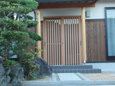 庇（ひさし）と丸柱のある和風の玄関の家