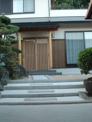 丸柱と庇のある玄関の家1 丸柱と庇のある玄関の家1