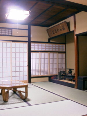小屋梁をあらわしにしたリノベ-客間 小屋梁をあらわしにしたリノベ-客間