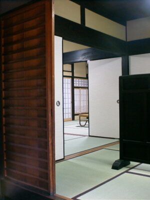 小屋梁をあらわしにしたリノベ-玄関脇の小上がり 小屋梁をあらわしにしたリノベ-玄関脇の小上がり
