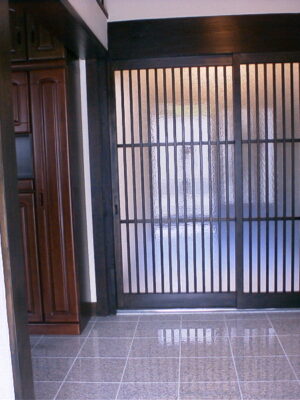 小屋梁をあらわしにしたリノベ-玄関と土間 小屋梁をあらわしにしたリノベ-玄関と土間