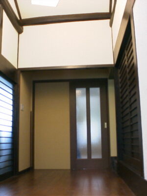 小屋梁をあらわしにしたリノベ-廊下 小屋梁をあらわしにしたリノベ-廊下