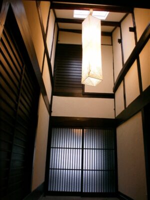 小屋梁をあらわしにしたリノベ-吹き抜けの玄関 小屋梁をあらわしにしたリノベ-吹き抜けの玄関