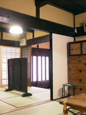 小屋梁をあらわしにしたリノベ-和室 小屋梁をあらわしにしたリノベ-和室