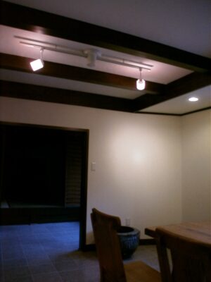 小屋梁をあらわしにしたリノベ-ダイニングから奥の景色 小屋梁をあらわしにしたリノベ-ダイニングから奥の景色