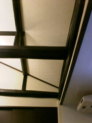 小屋梁をあらわしにしたリノベ-キッチンの天井 小屋梁をあらわしにしたリノベ-キッチンの天井