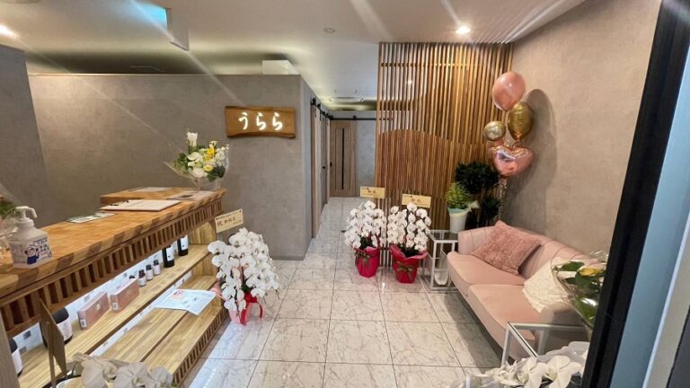 木の香りがやさしい酵素浴のお店うらら-寄木カンターの受付