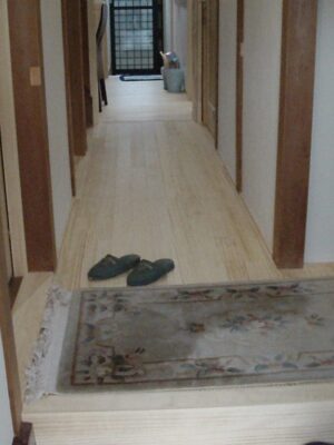 無垢の床板と腰板張りプラス温水床暖リフォーム_玄関 無垢の床板と腰板張りプラス温水床暖リフォーム_玄関